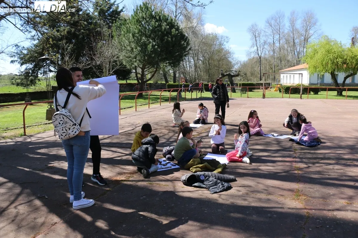 Los niños de 1º y 2º de Primaria del CEIP Manuel Moreno Blanco tuvieron este lunes una clase de arte y naturaleza / CORRAL 