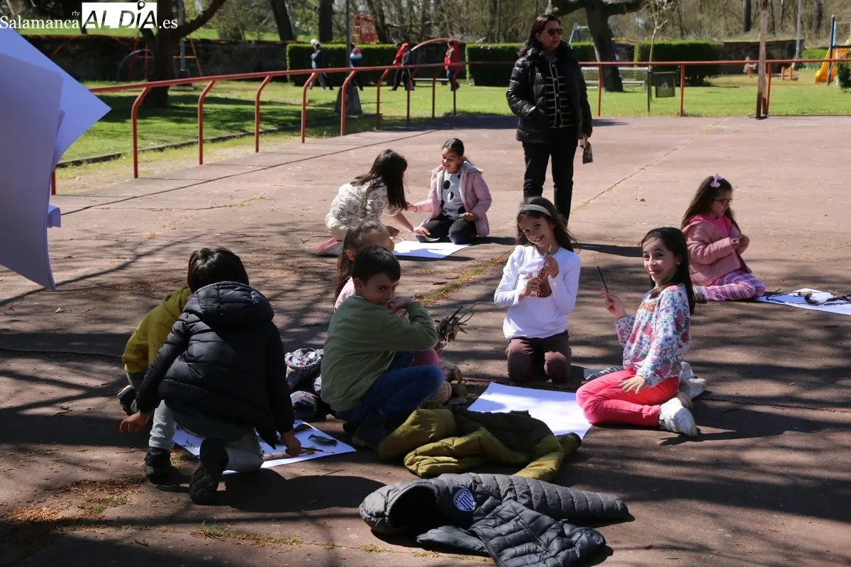 Los niños de 1º y 2º de Primaria del CEIP Manuel Moreno Blanco tuvieron este lunes una clase de arte y naturaleza / CORRAL 
