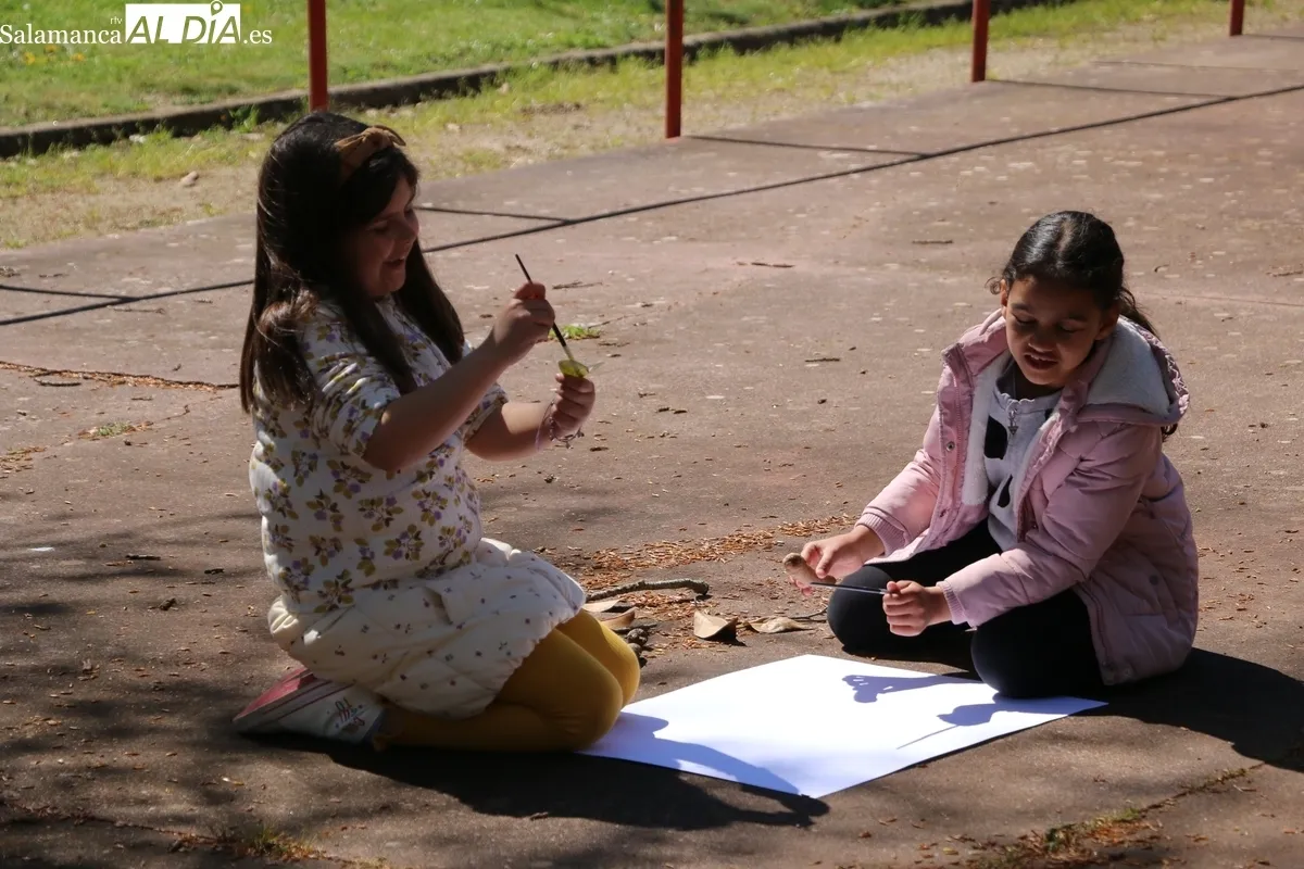 Los niños de 1º y 2º de Primaria del CEIP Manuel Moreno Blanco tuvieron este lunes una clase de arte y naturaleza / CORRAL 