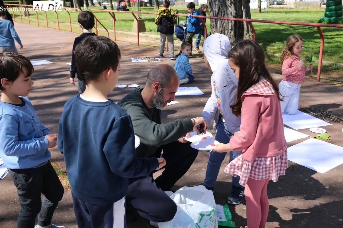 Los niños de 1º y 2º de Primaria del CEIP Manuel Moreno Blanco tuvieron este lunes una clase de arte y naturaleza / CORRAL 