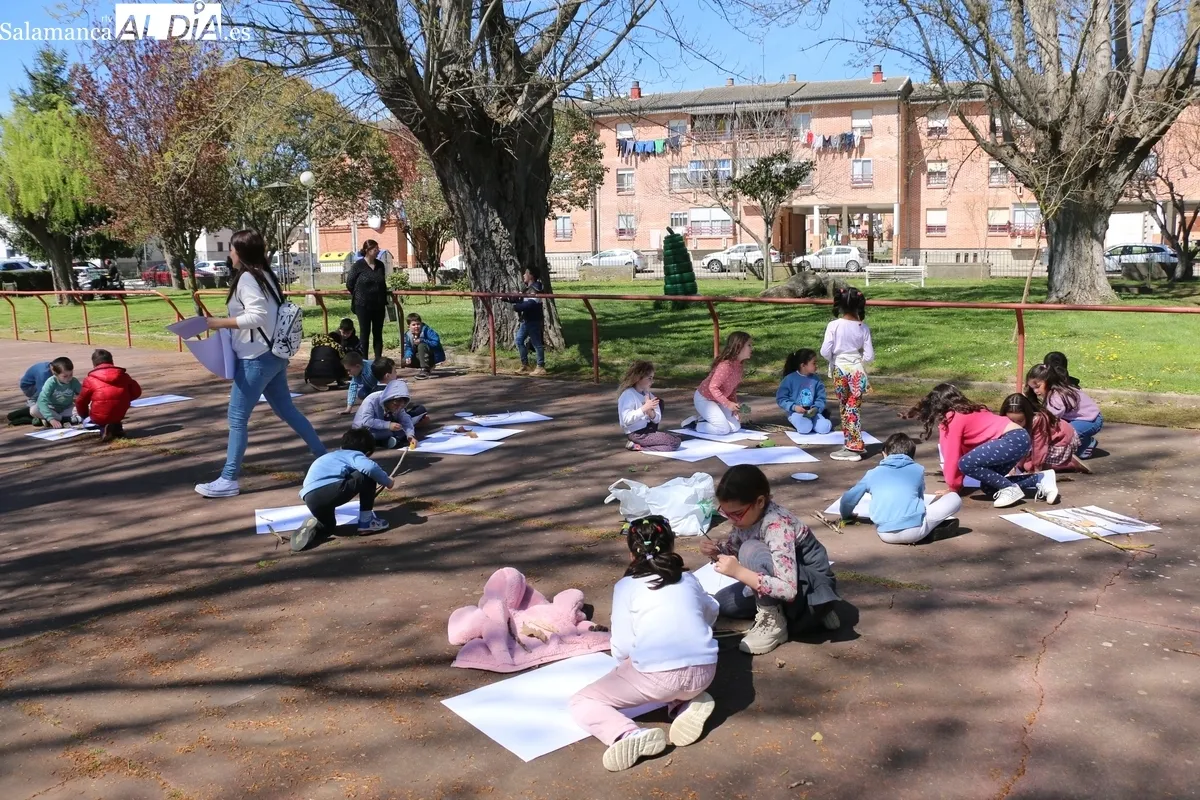 Los niños de 1º y 2º de Primaria del CEIP Manuel Moreno Blanco tuvieron este lunes una clase de arte y naturaleza / CORRAL 