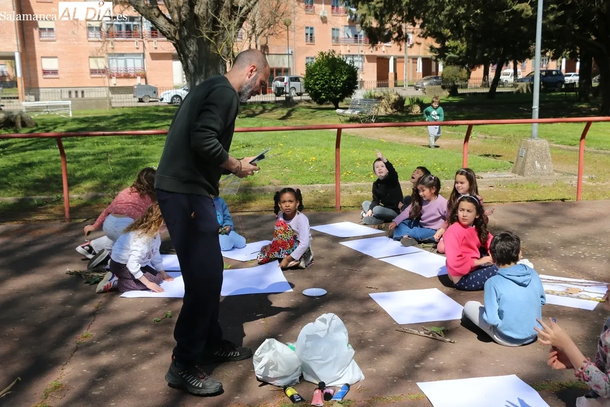 Los niños de 1º y 2º de Primaria del CEIP Manuel Moreno Blanco tuvieron este lunes una clase de arte y naturaleza / CORRAL 