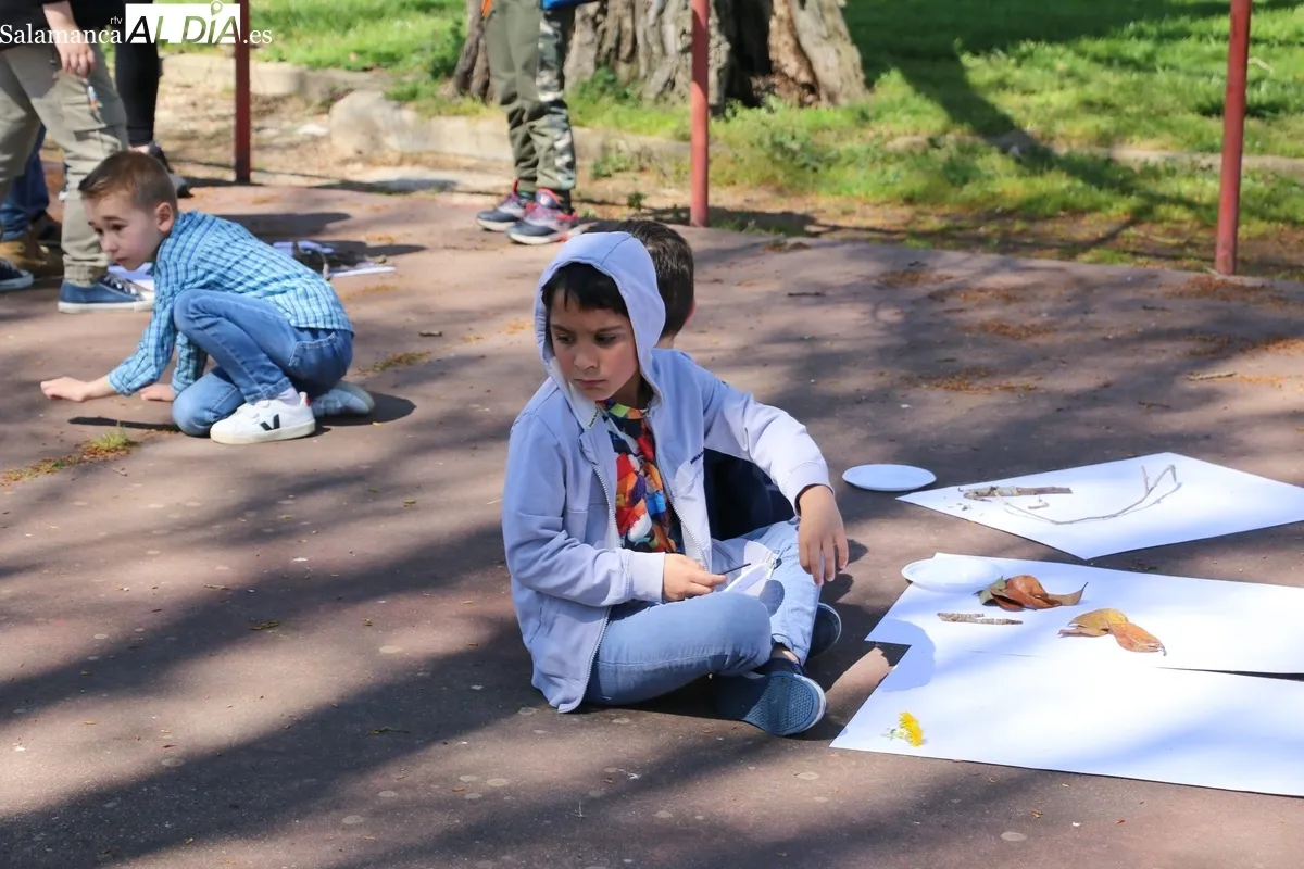 Los niños de 1º y 2º de Primaria del CEIP Manuel Moreno Blanco tuvieron este lunes una clase de arte y naturaleza / CORRAL 
