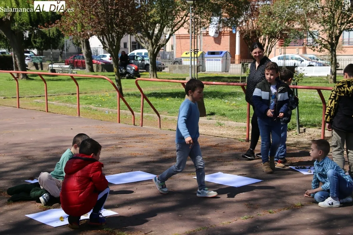 Los niños de 1º y 2º de Primaria del CEIP Manuel Moreno Blanco tuvieron este lunes una clase de arte y naturaleza / CORRAL 