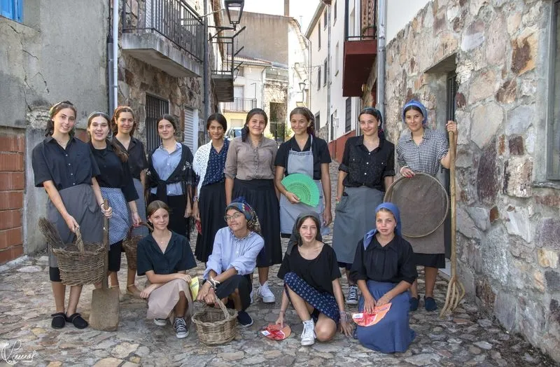Imágenes de la visita de Santonja y de la recreación de la trilla el pasado verano (Fotos: Manuel Lamas)