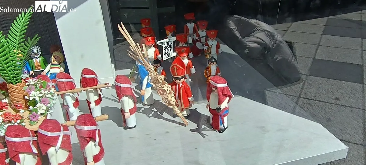 Recreación de la Semana Santa de Salamanca con figuras de Playmóbil en el escaparate de Prieto Borges Peluqueros, en el paseo de San Antonio 15. Foto César García
