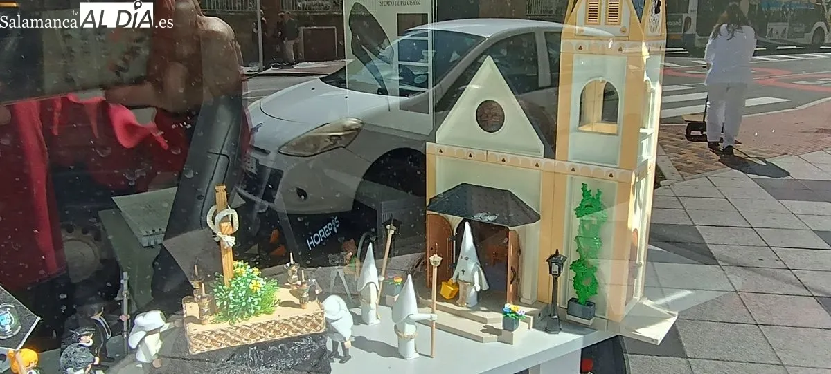 Recreación de la Semana Santa de Salamanca con figuras de Playmóbil en el escaparate de Prieto Borges Peluqueros, en el paseo de San Antonio 15. Foto César García
