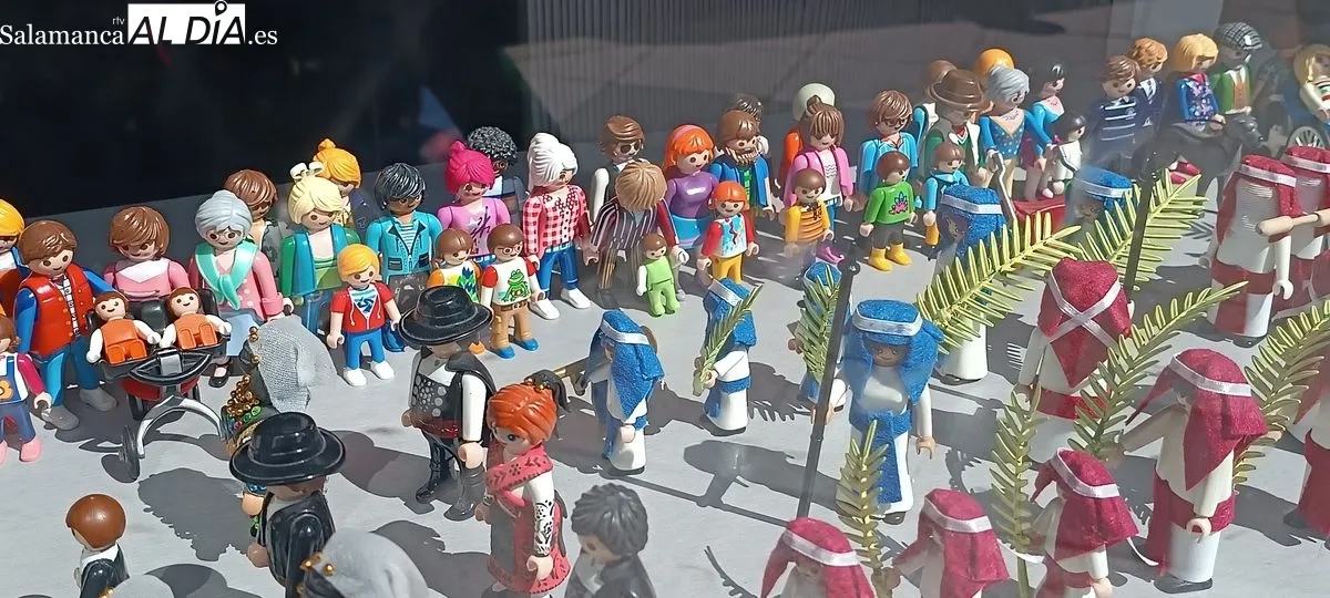 Recreación de la Semana Santa de Salamanca con figuras de Playmóbil en el escaparate de Prieto Borges Peluqueros, en el paseo de San Antonio 15. Foto César García