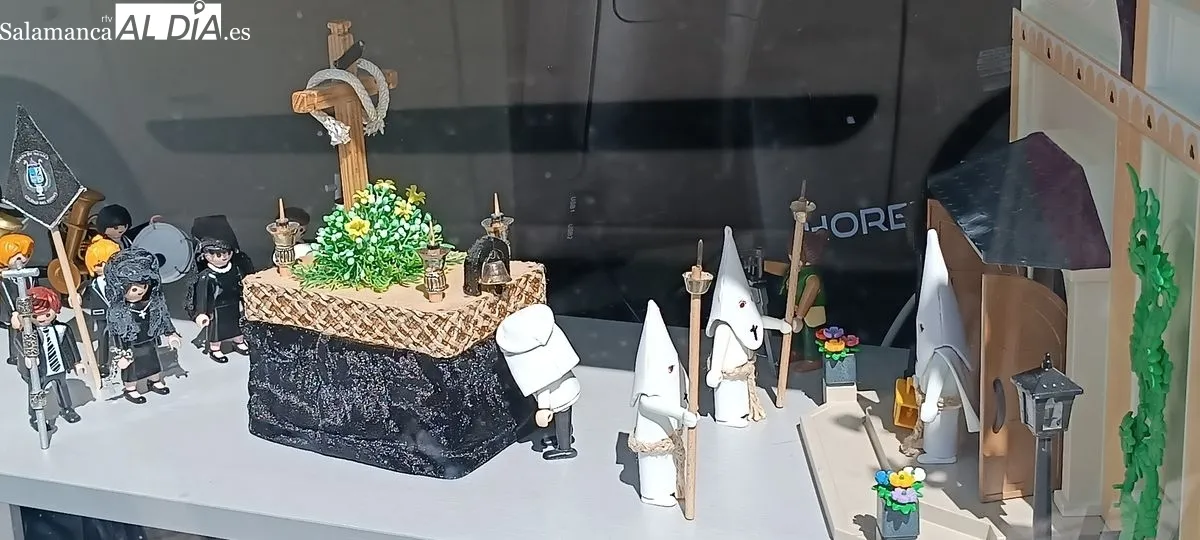Recreación de la Semana Santa de Salamanca con figuras de Playmóbil en el escaparate de Prieto Borges Peluqueros, en el paseo de San Antonio 15. Foto César García