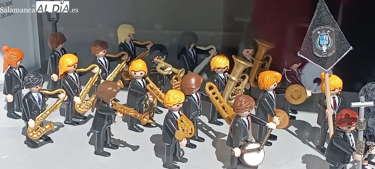 Recreación de la Semana Santa de Salamanca con figuras de Playmóbil en el escaparate de Prieto Borges Peluqueros, en el paseo de San Antonio 15. Foto César García