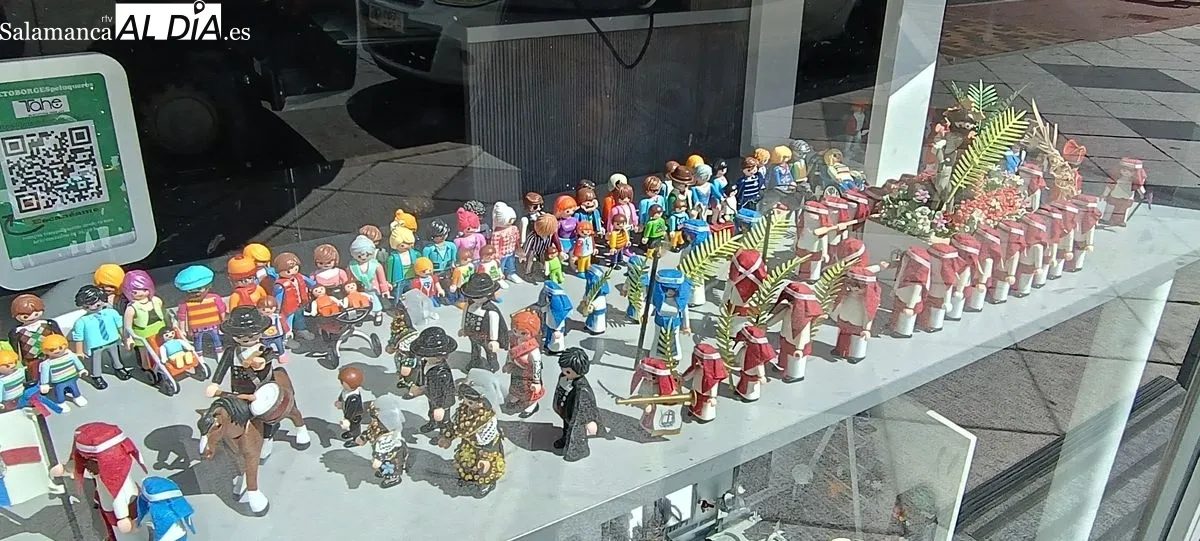 Recreación de la Semana Santa de Salamanca con figuras de Playmóbil en el escaparate de Prieto Borges Peluqueros, en el paseo de San Antonio 15. Foto César García