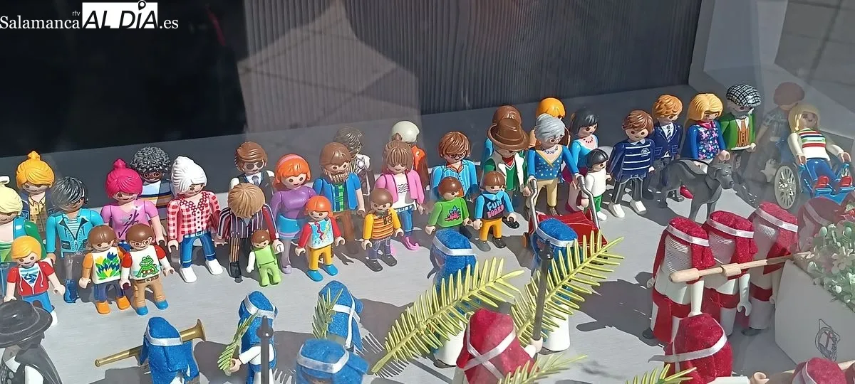 Recreación de la Semana Santa de Salamanca con figuras de Playmóbil en el escaparate de Prieto Borges Peluqueros, en el paseo de San Antonio 15. Foto César García