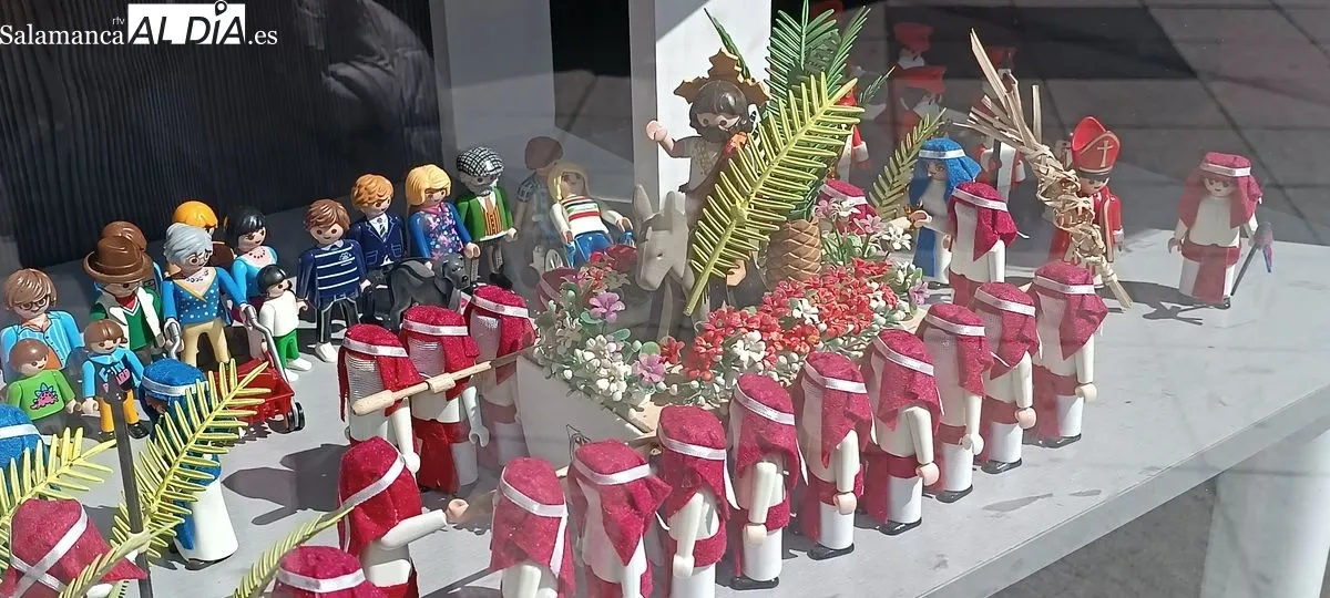 Recreación de la Semana Santa de Salamanca con figuras de Playmóbil en el escaparate de Prieto Borges Peluqueros, en el paseo de San Antonio 15. Foto César García