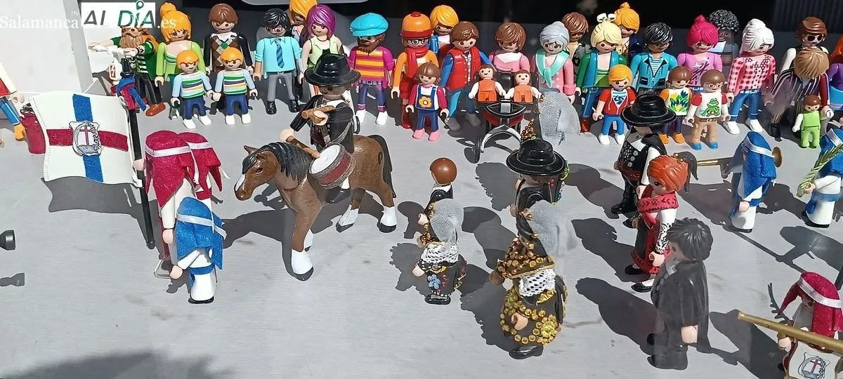 Recreación de la Semana Santa de Salamanca con figuras de Playmóbil en el escaparate de Prieto Borges Peluqueros, en el paseo de San Antonio 15. Foto César García