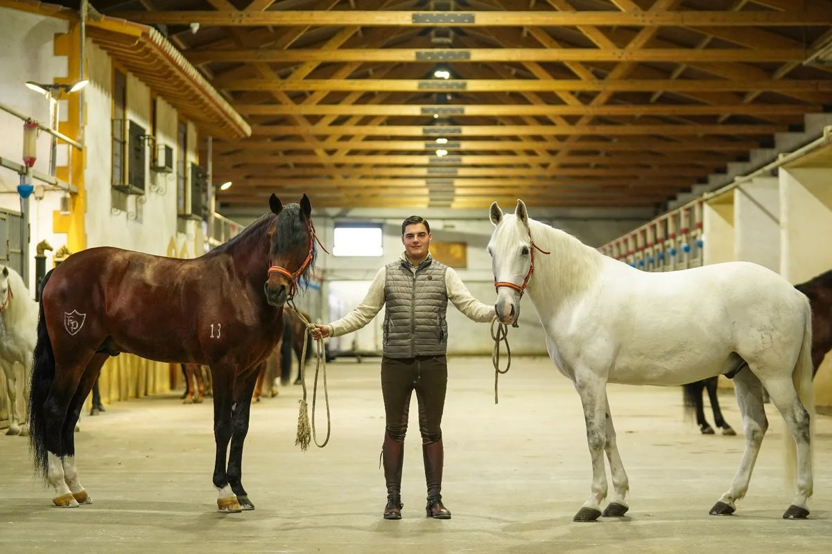 Juventud Taurina de Salamanca organiza una visita a la cuadra de caballos de Sergio Pérez de Gregorio