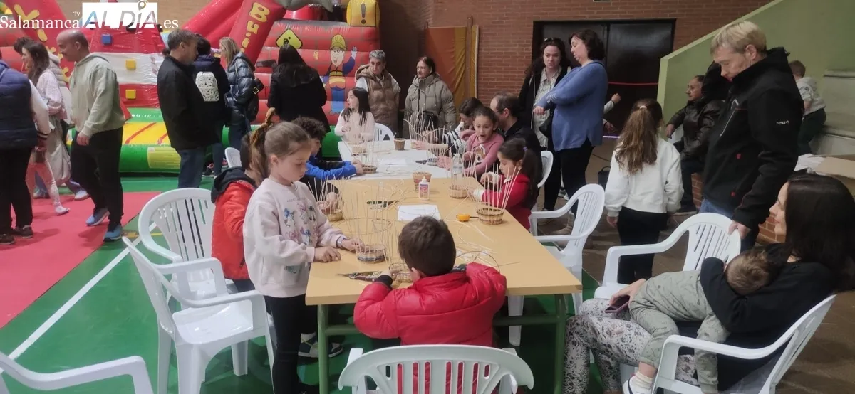 El taller de mimbre fue uno de los atractivos de la mañana