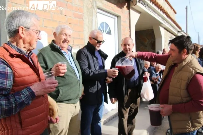 La Vera Cruz de Navales renueva su tradición con El Cabildo | Imagen 2