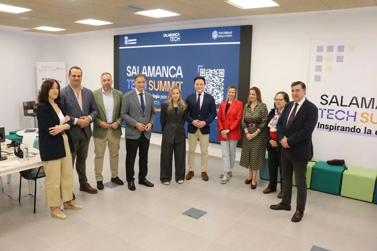El presidente del PP de Salamanca, Carlos García Carbayo, junto a Noelia Núñez, vicesecretaria nacional de Movilización y Reto Digital del PP, en el Centro de Internet de las Cosas e Inteligencia Artificial