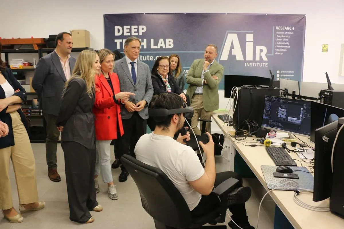 El presidente del PP de Salamanca, Carlos García Carbayo, junto a Noelia Núñez, vicesecretaria nacional de Movilización y Reto Digital del PP, en el Centro de Internet de las Cosas e Inteligencia Artificial
