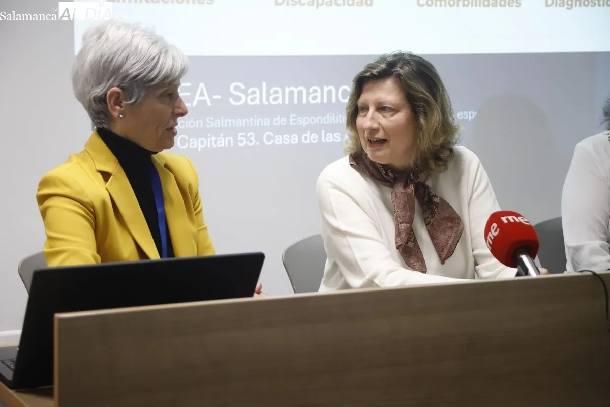 La concejala de Salud Pública, Vega Villar, y la vicepresidenta de la ASEA, Pilar Hierro, presentan el Día Mundial de la Espondiloartritis Axial. Foto de Ángel Puma