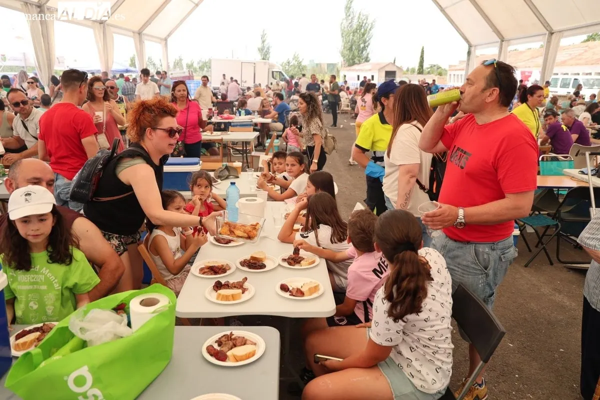 Las peñas de Villamayor disfrutan de la Comida Popular en las fiestas patronales | FOTOS: David Sañudo 