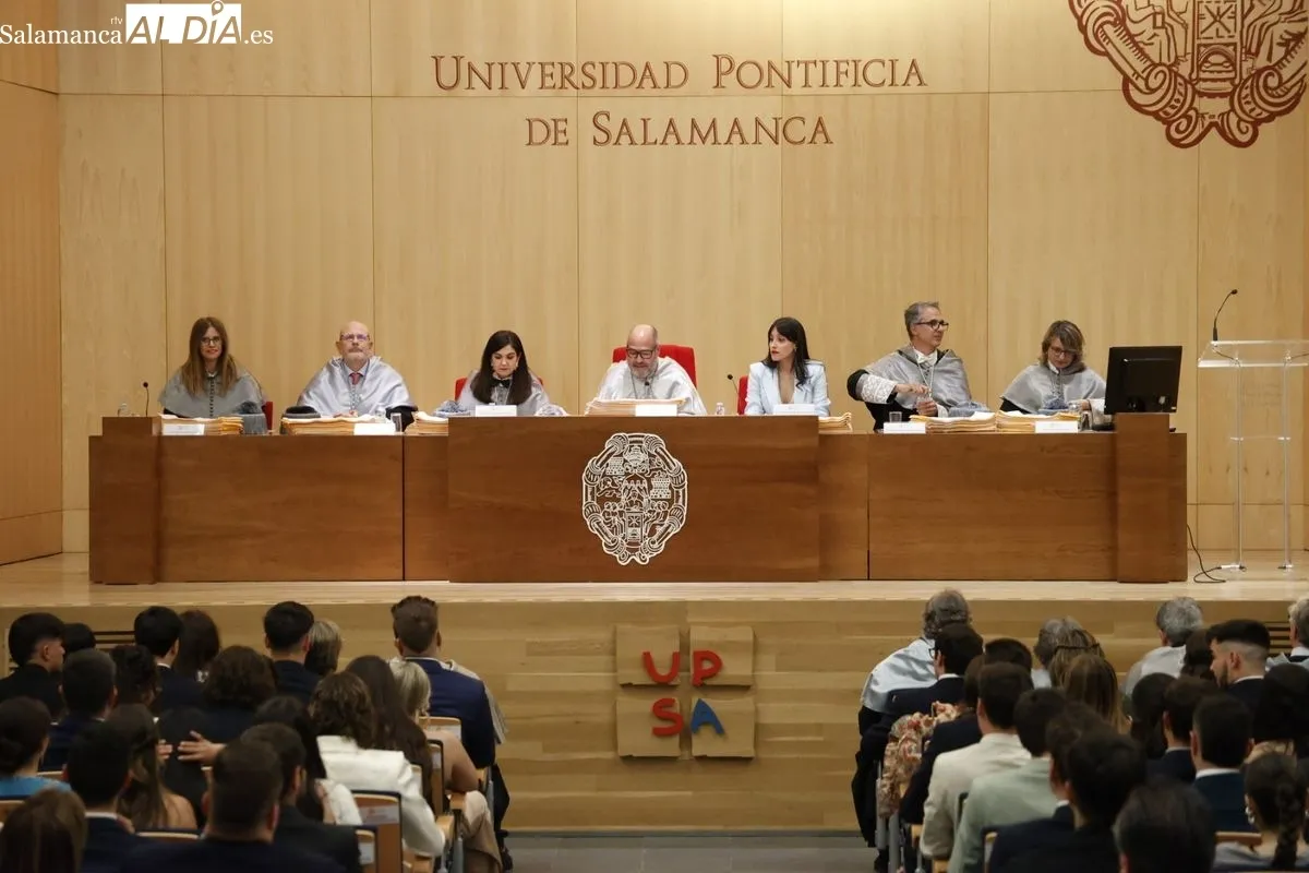 Emoción entre los Graduados de Periodismo y Comunicación Audiovisual de la UPSA de Salamanca | FOTOS: David Sañudo