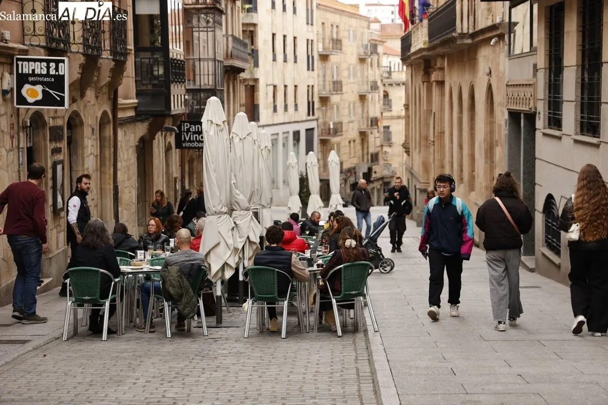 El cielo gris no impide a salmantinos y turistas disfrutar de Salamanca | FOTOS: David Sañudo 
