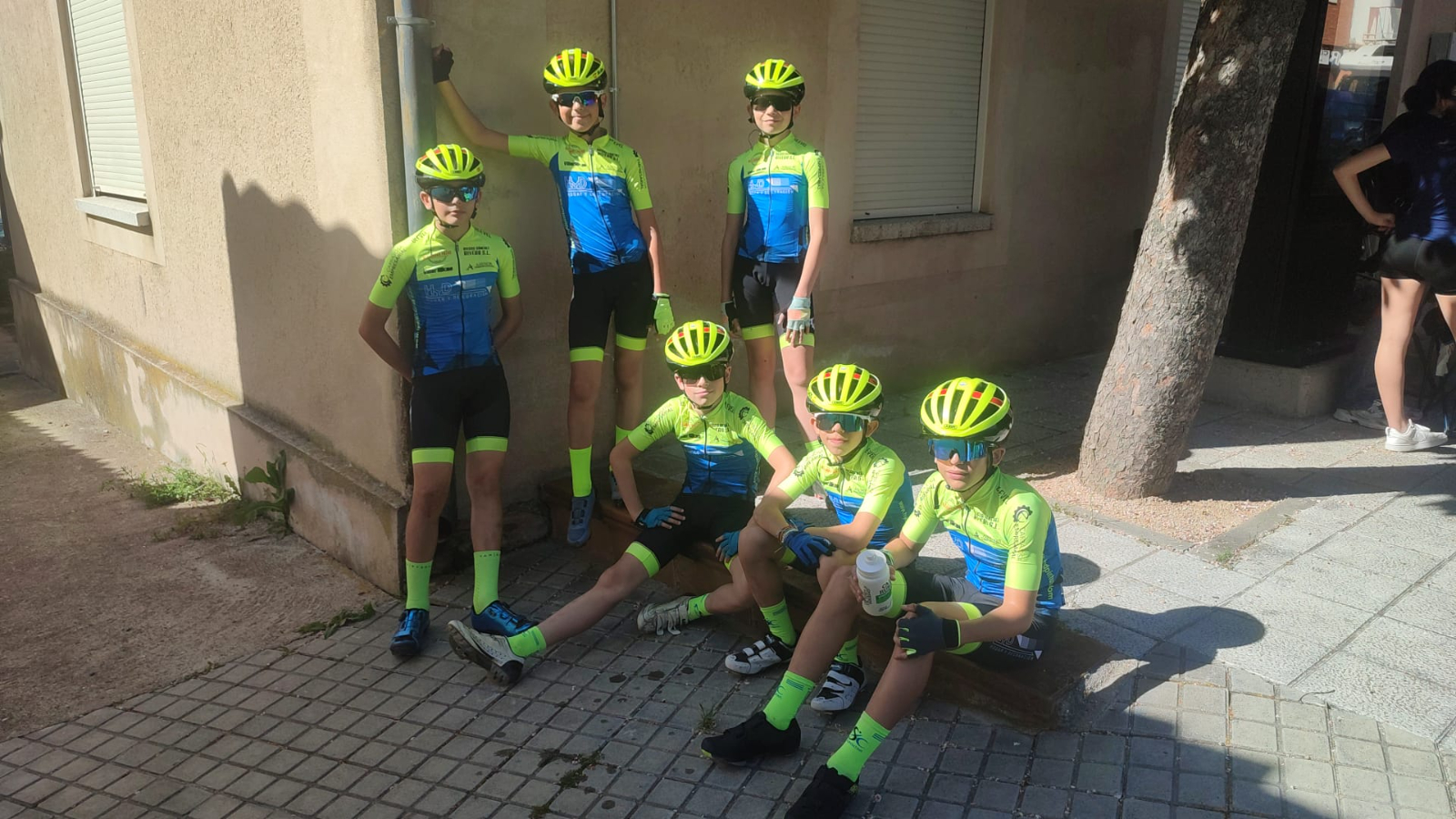 Victoria de Brais Varela y podio para Martina Santos, ambos de la Escuela de Ciclismo Salmantina, en Segovia