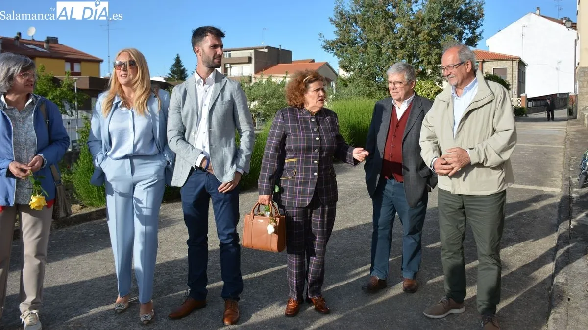 El reparto de panes y rosas en el acto más significativo de la celebración.