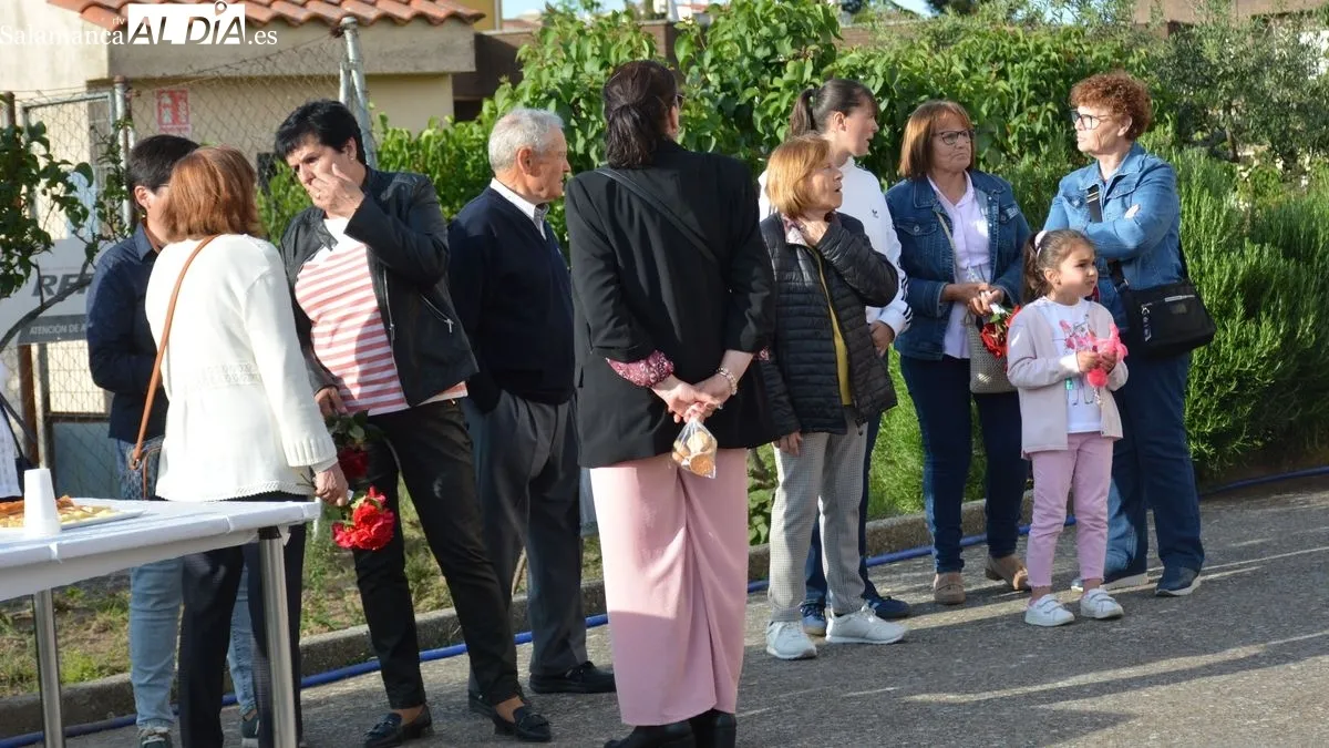 El reparto de panes y rosas en el acto más significativo de la celebración.