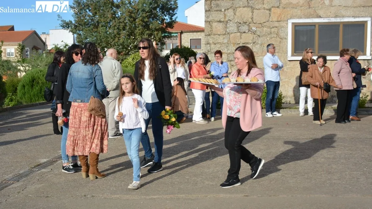 El reparto de panes y rosas en el acto más significativo de la celebración.