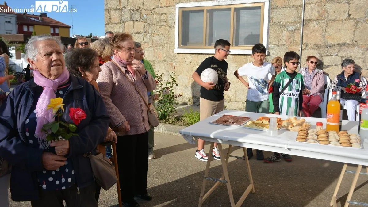 El reparto de panes y rosas en el acto más significativo de la celebración.