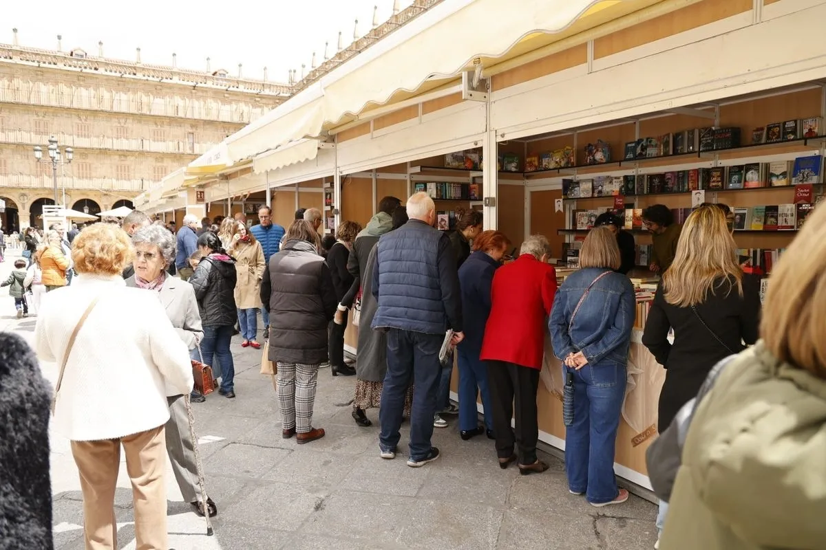 La Feria del Libro de Salamanca registra gran afluencia de público en su jornada dominical | FOTOS: David Sañudo 