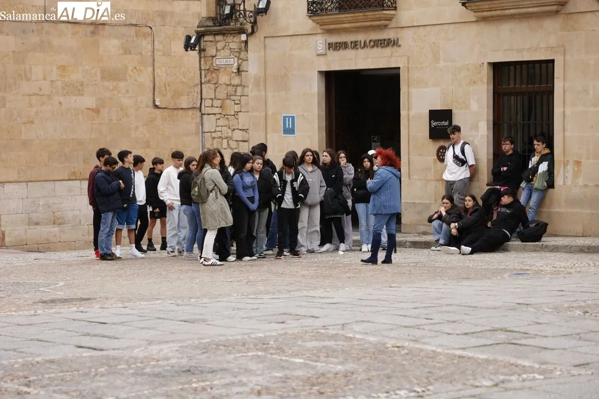 El cielo gris no impide a salmantinos y turistas disfrutar de Salamanca | FOTOS: David Sañudo 