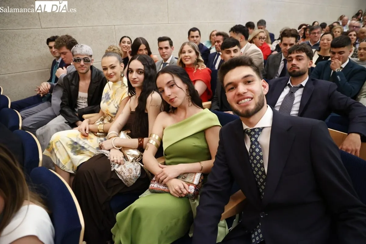 Emoción entre los Graduados de Periodismo y Comunicación Audiovisual de la UPSA de Salamanca | FOTOS: David Sañudo