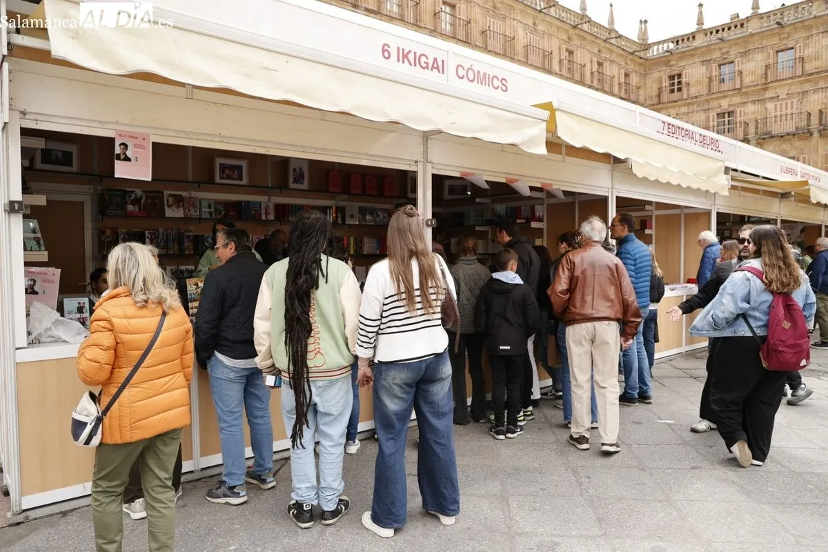 La Feria del Libro de Salamanca registra gran afluencia de público en su jornada dominical | FOTOS: David Sañudo 