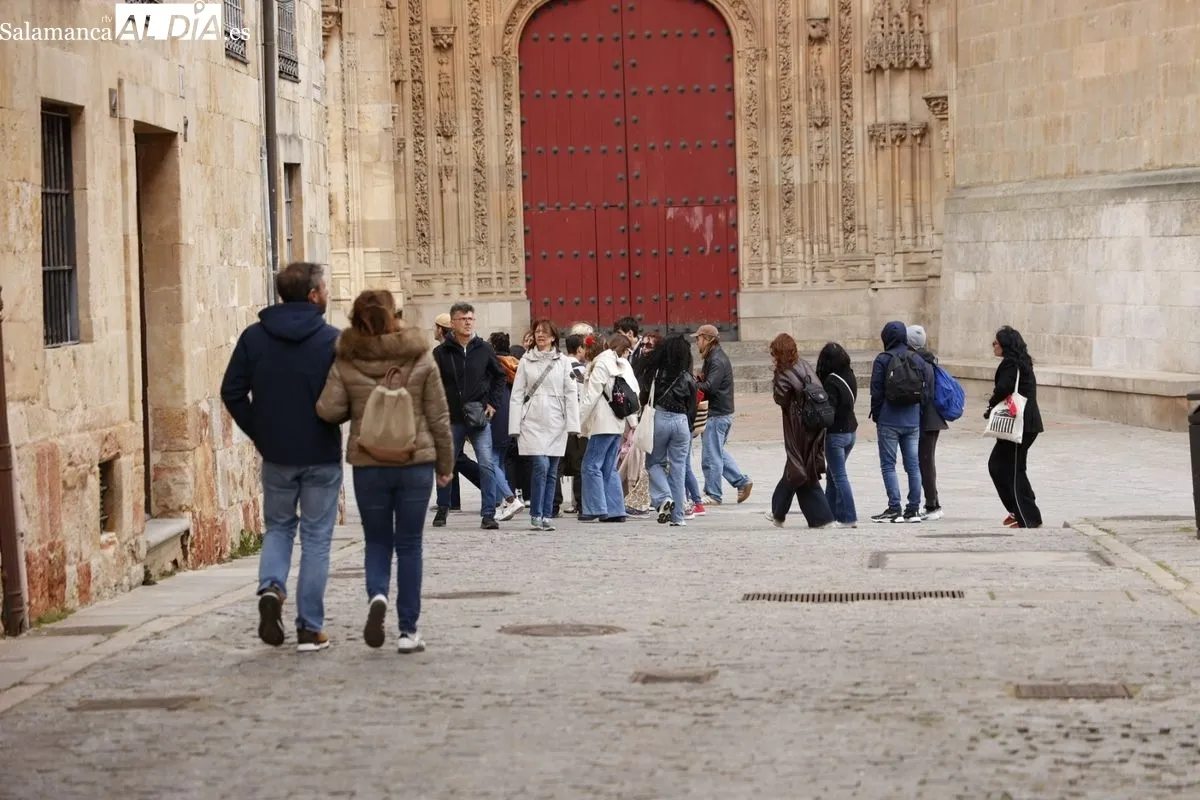 El cielo gris no impide a salmantinos y turistas disfrutar de Salamanca | FOTOS: David Sañudo 