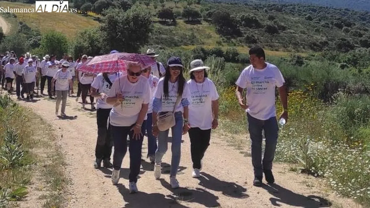 La Marcha solidaria partió de la Plaza que acogía la feria alimentaria y de artesanía