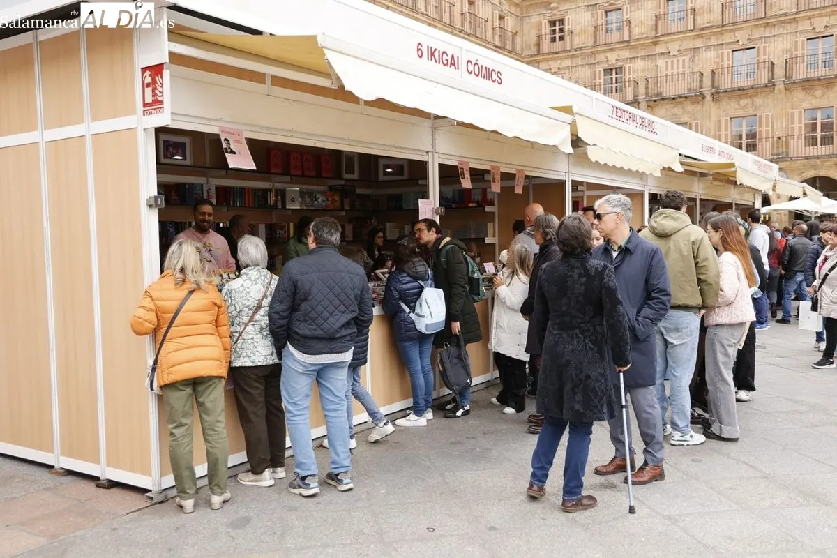 La Feria del Libro de Salamanca registra gran afluencia de público en su jornada dominical | FOTOS: David Sañudo 