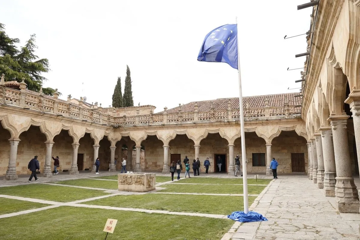 El cielo gris no impide a salmantinos y turistas disfrutar de Salamanca | FOTOS: David Sañudo 