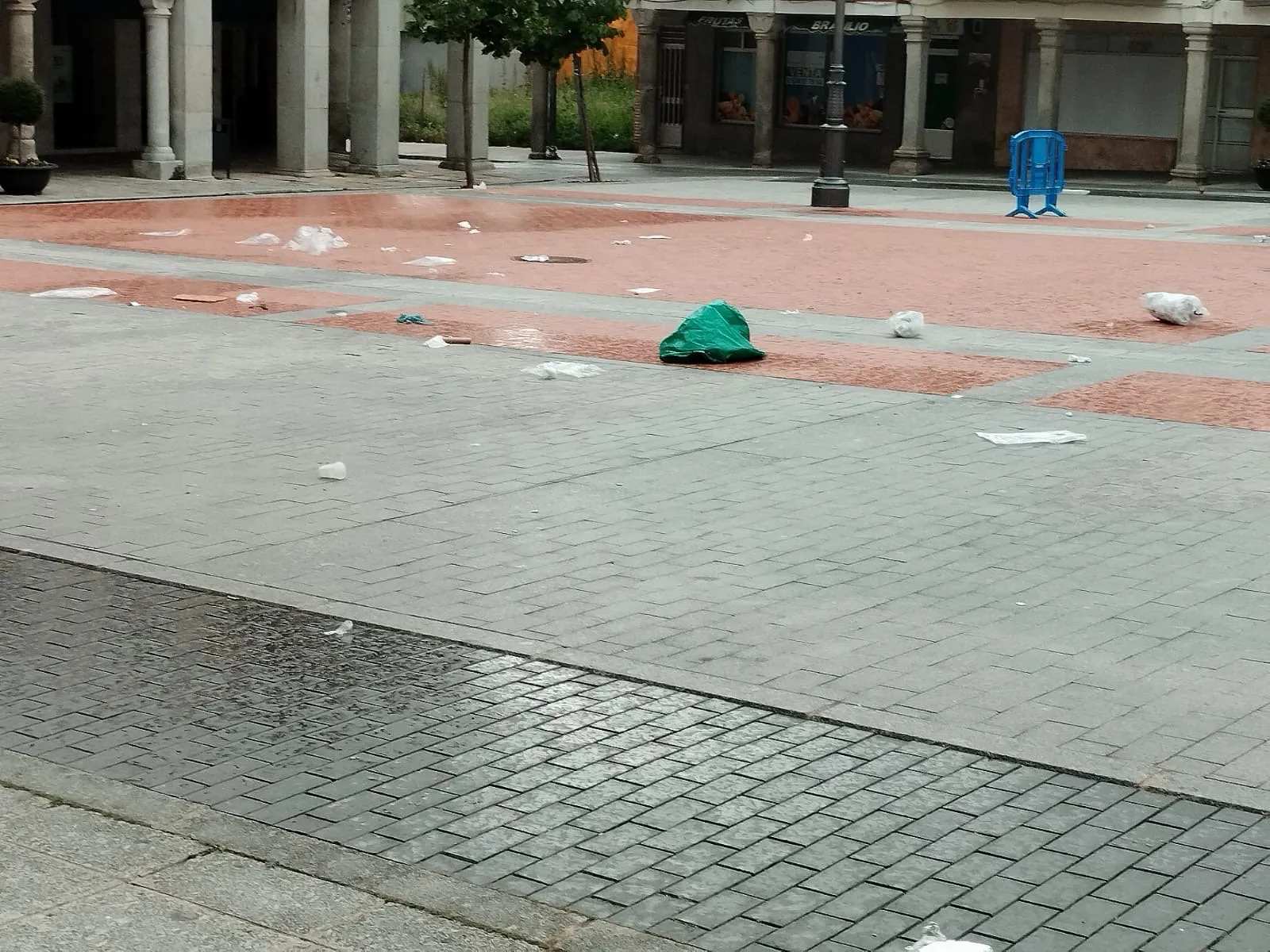 Foto 4 - Pe&ntilde;aranda en Com&uacute;n propone medidas y pide &ldquo;cumplir las Ordenanzas&rdquo; para acabar con la suciedad generada en el mercado semanal