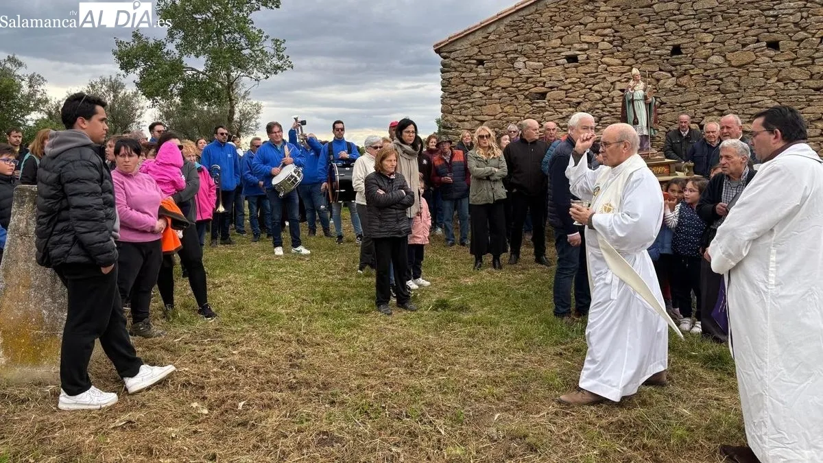 Niñas y niños llevaron en procesión la pequeña imagen del Santo, que presidió la bendición de las viñas