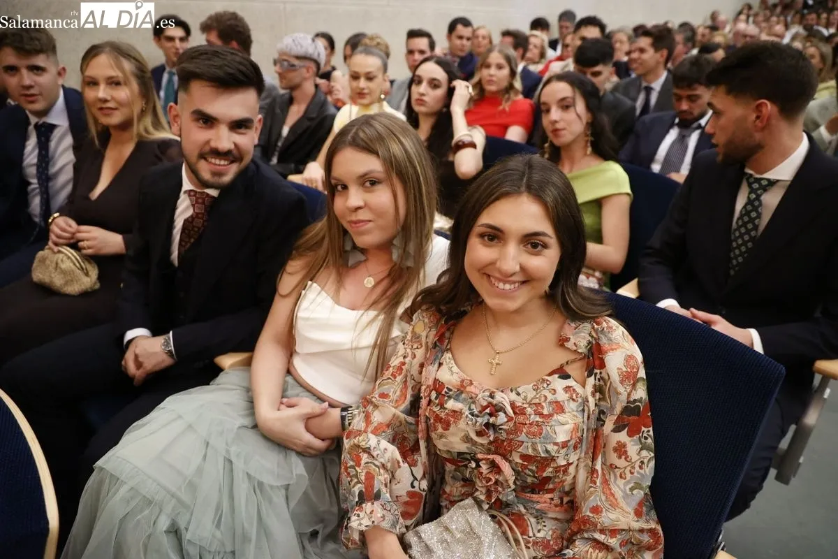 Emoción entre los Graduados de Periodismo y Comunicación Audiovisual de la UPSA de Salamanca | FOTOS: David Sañudo