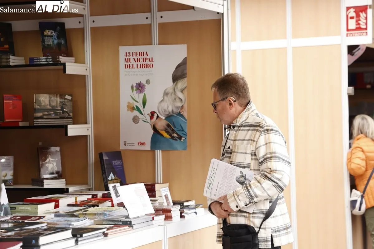 La Feria del Libro de Salamanca registra gran afluencia de público en su jornada dominical | FOTOS: David Sañudo 