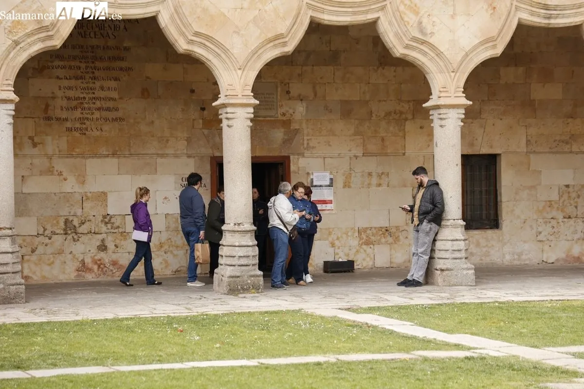 El cielo gris no impide a salmantinos y turistas disfrutar de Salamanca | FOTOS: David Sañudo 