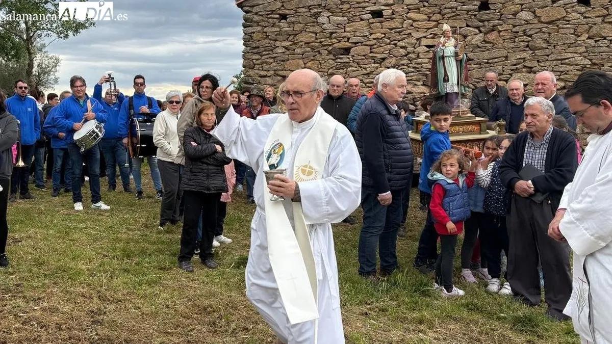 Niñas y niños llevaron en procesión la pequeña imagen del Santo, que presidió la bendición de las viñas