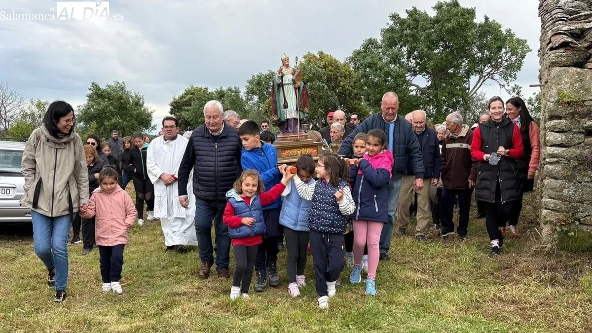 Niñas y niños llevaron en procesión la pequeña imagen del Santo, que presidió la bendición de las viñas