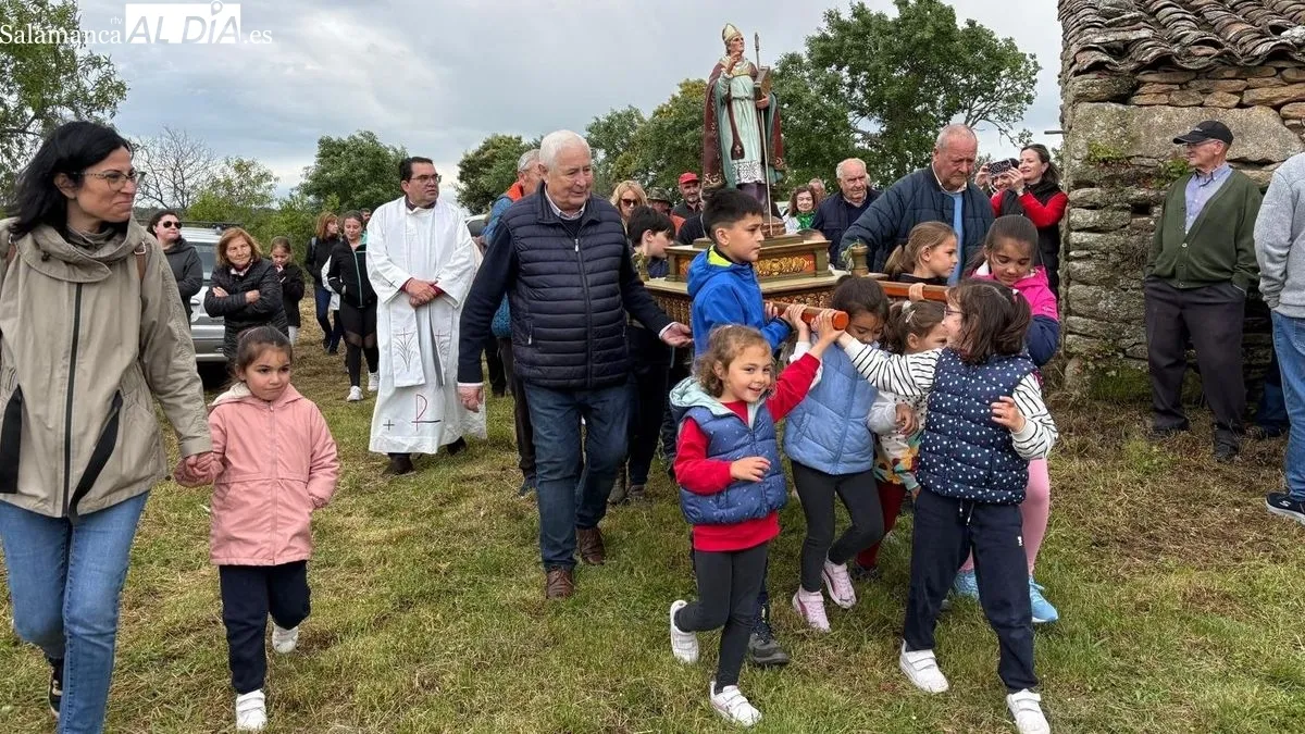 Niñas y niños llevaron en procesión la pequeña imagen del Santo, que presidió la bendición de las viñas