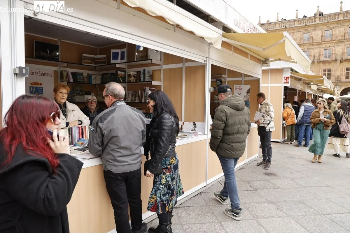 La Feria del Libro de Salamanca registra gran afluencia de público en su jornada dominical | FOTOS: David Sañudo 