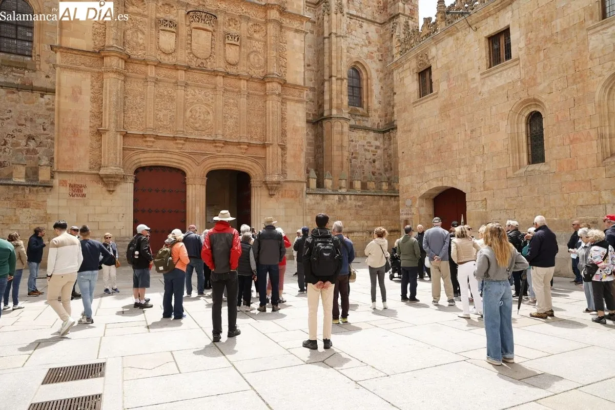 El cielo gris no impide a salmantinos y turistas disfrutar de Salamanca | FOTOS: David Sañudo 